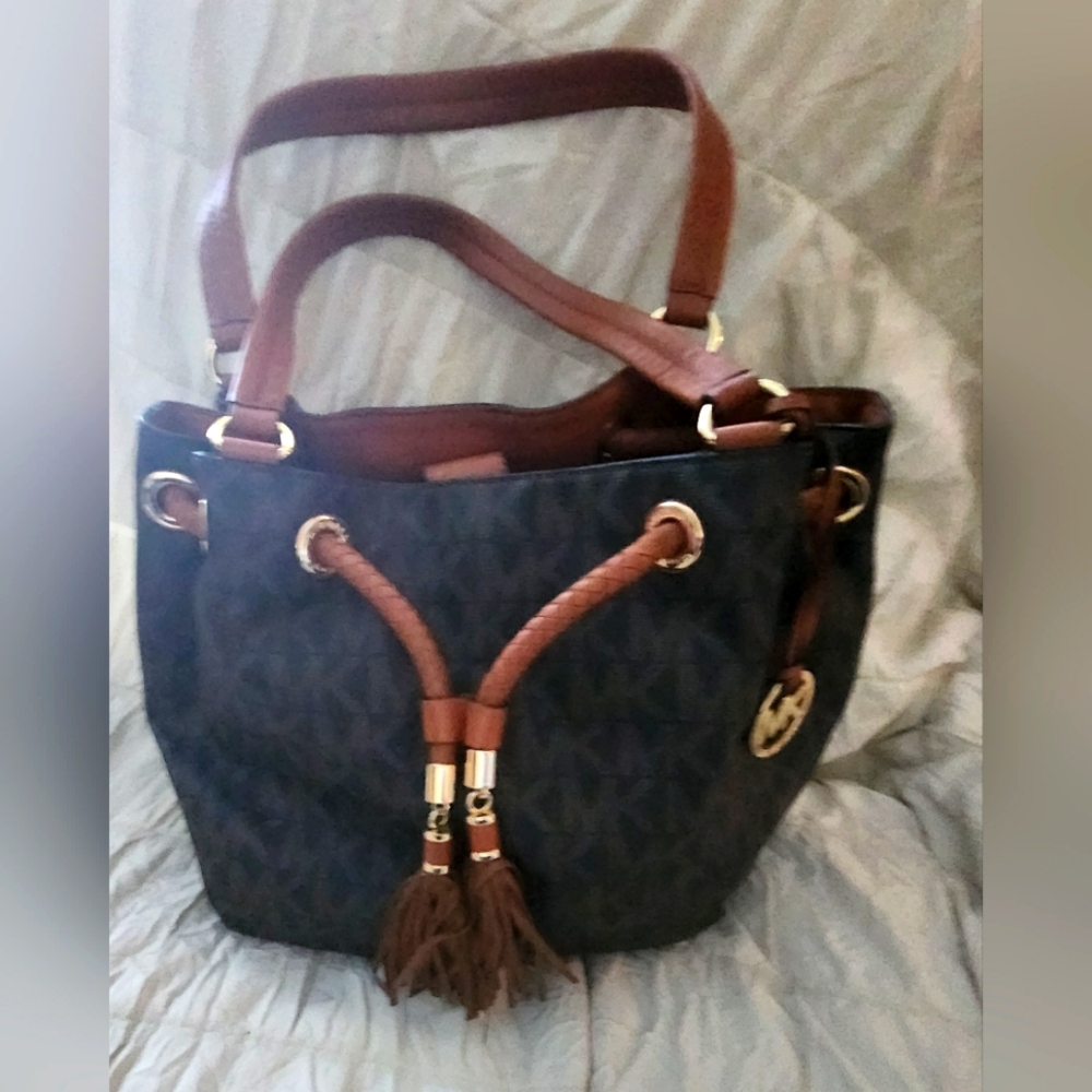 Micheal Kors leather purse
